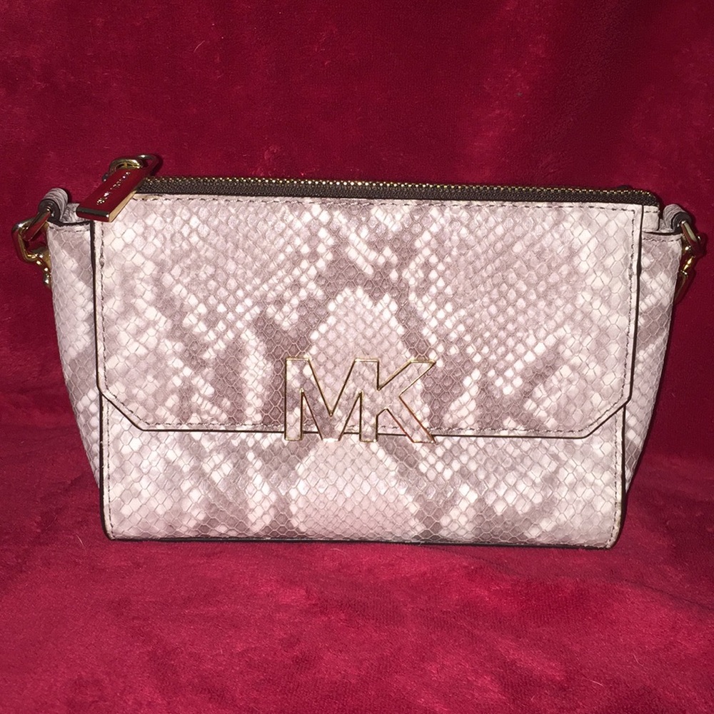 SOLD..!!!!!!!!MICHEAL KORS CROSSBODY
